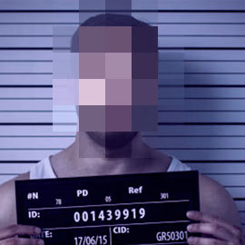 ES INCONSTITUCIONAL CONSIDERAR COMO REGLA GENERAL QUE TODA PERSONA INDICIADA EN UN HECHO DELICTIVO ADQUIERE PROYECCIÓN PÚBLICA DE TAL FORMA QUE DEBE SOPORTAR UNA MAYOR INTROMISIÓN EN SUS DERECHOS AL HONOR Y VIDA PRIVADA FRENTE AL DERECHO A LA LIBERTAD DE EXPRESIÓN: PRIMERA SALA